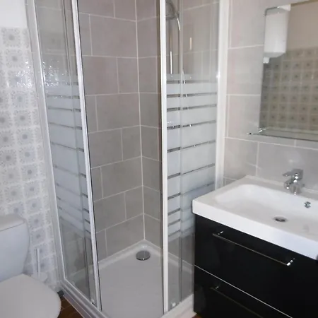 Agreable En Bord De Avec Terrasse Et Parking - - Fr-1-799-28 Apartment *
